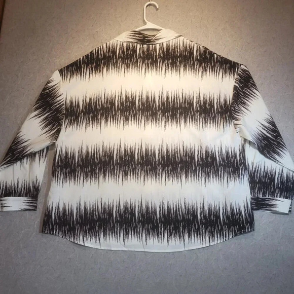 Women's SHEIN CURVE  Black & White Long Sleeve Button Down Blouse Size 4 XL - Picture 2 of 9